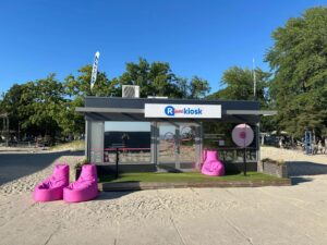 Sel suvel muutus Pärnu rannas olev R-kiosk mängulise nimega Rinnakioskiks. Foto: R-Kiosk